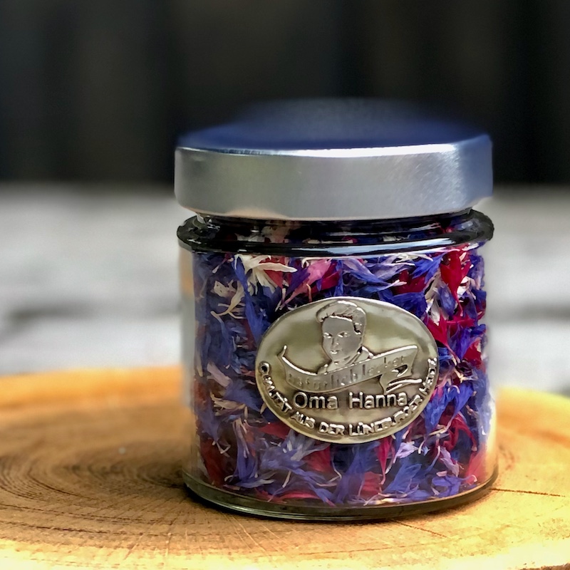 Getrocknete Kornblumenblütenblätter in unterschiedlichen Farben als essbare Blüten